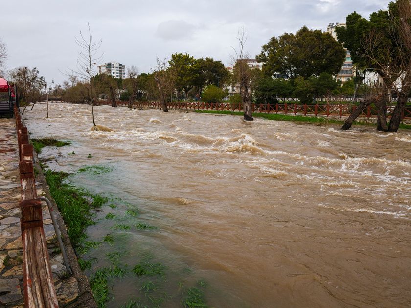 Bomberos activan alertas por el Río Balao en Naranjal ante crecida del cauce