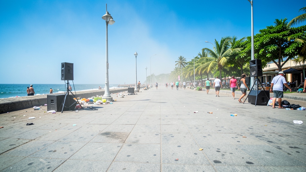 Gusanitos tiñen de gris el humor en el malecón de Durán por ruido y desorden