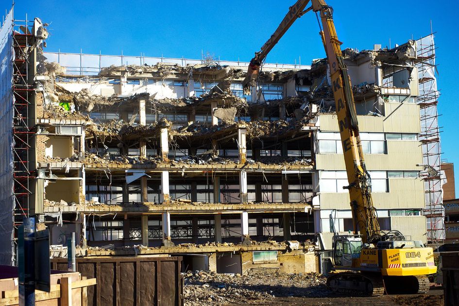 Inicia demolición del vetusto puente en Durán Tambo tras el sismo