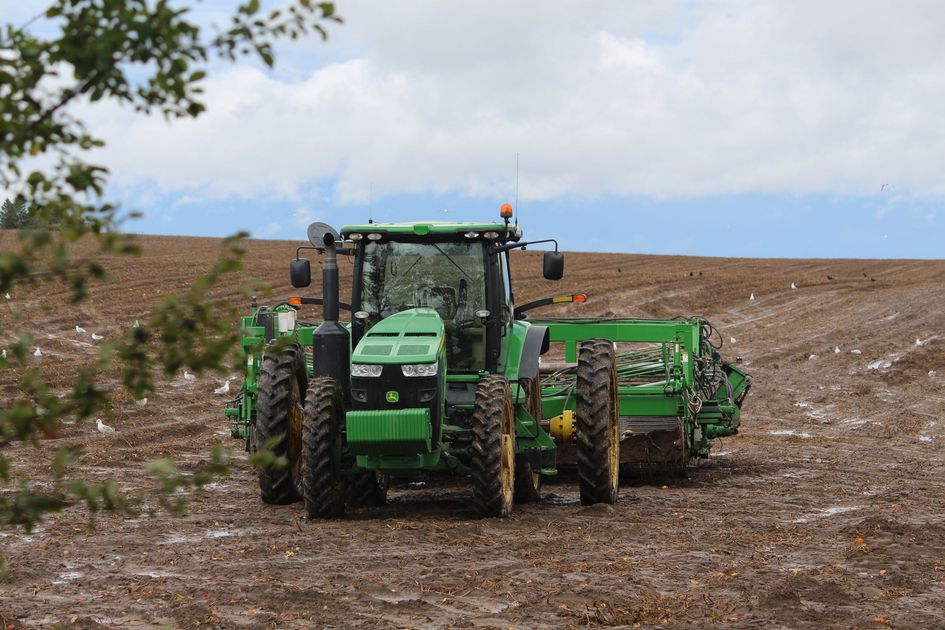 Gobierno entrega maquinaria agrícola por USD 800 mil a productores de Durán y Costa