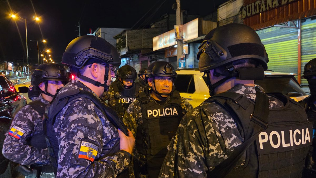 Operativos policiales desarticulan banda en Durán: 5 detenidos con armas y moto baleada