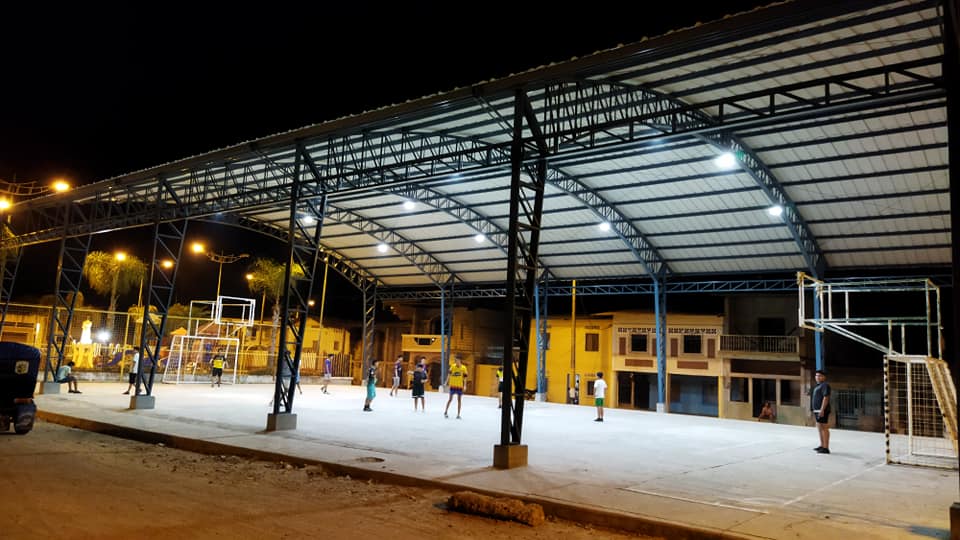 Avanza la cubierta metálica de la cancha en San Vicente, Lomas de Sargentillo