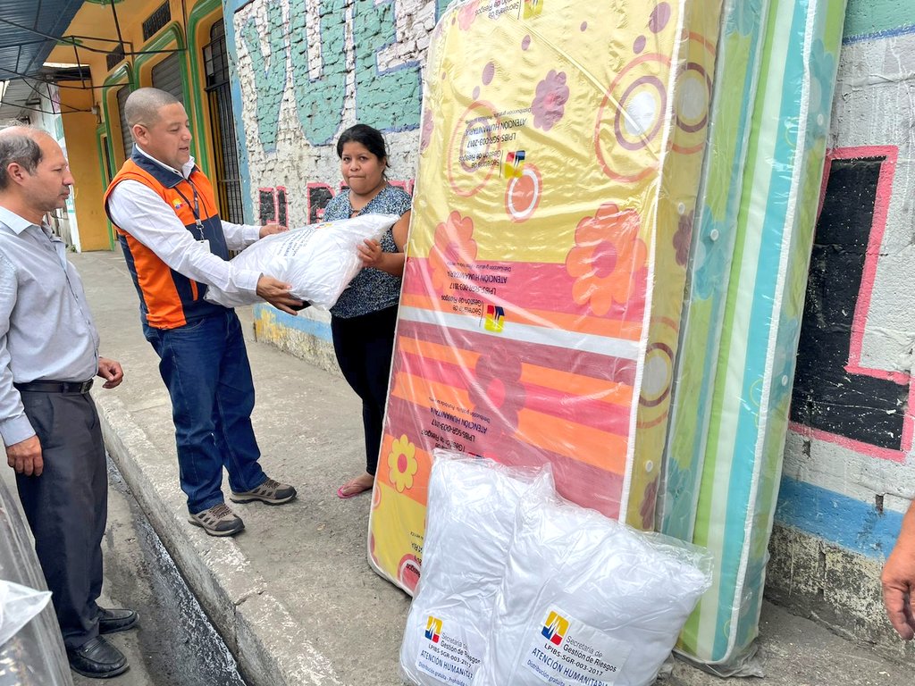 Riesgos entrega kits a tres familias afectadas por incendio en cabecera cantonal