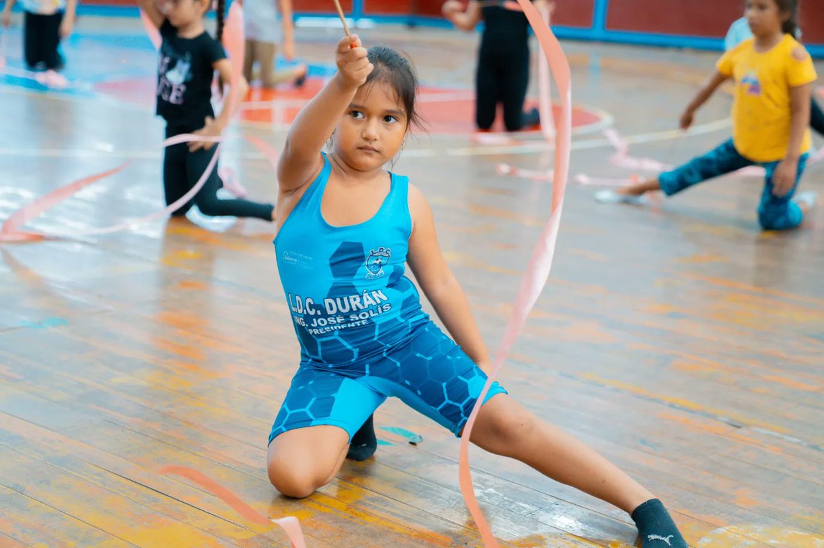 Jóvenes duraneños desarrollan talento artístico en taller de Gimnasia Rítmica