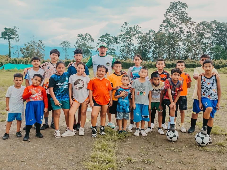 El Triunfo: La Alcaldía lleva fútbol y disciplina a los niños del sector rural