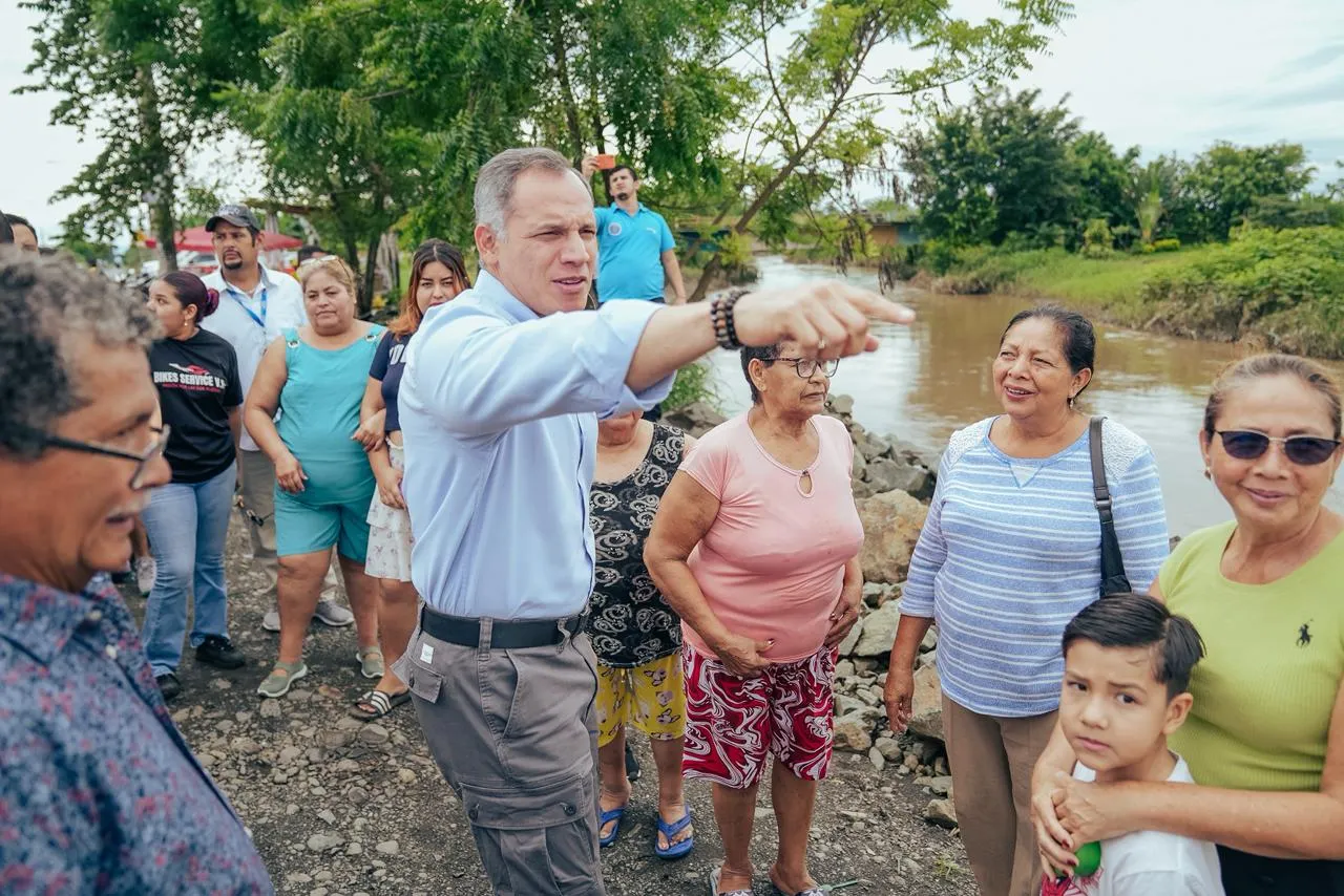 Prefectura del Guayas refuerza riberas en Milagro para proteger negocios y hogares