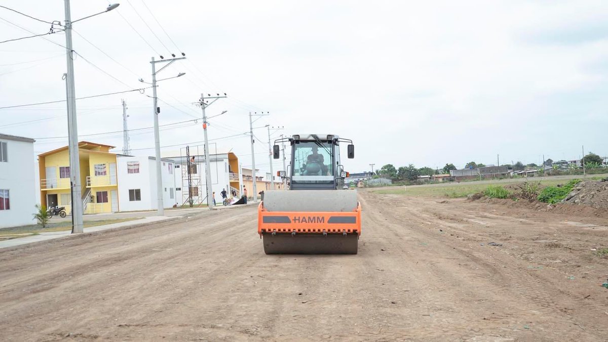 Maquinaria reconforma vía de acceso al plan Casa Para Todos en Naranjito