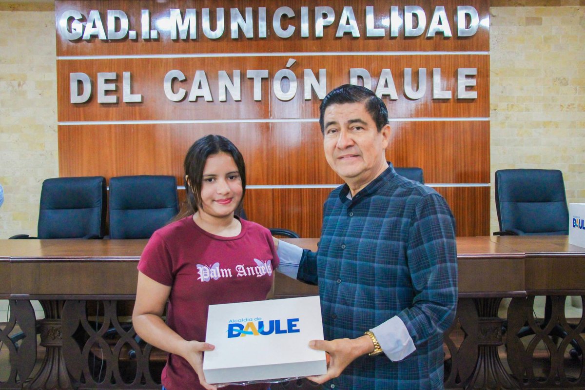 Municipio de Daule entrega tablets gratuitas a bachilleres para cerrar brecha digital