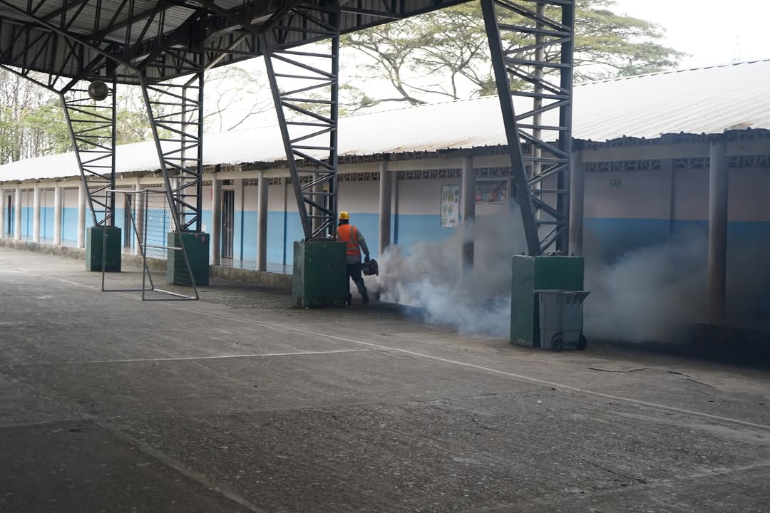 Alcaldía de Balzar y Prefectura del Guayas ejecutan fumigación en 9 escuelas cantonales
