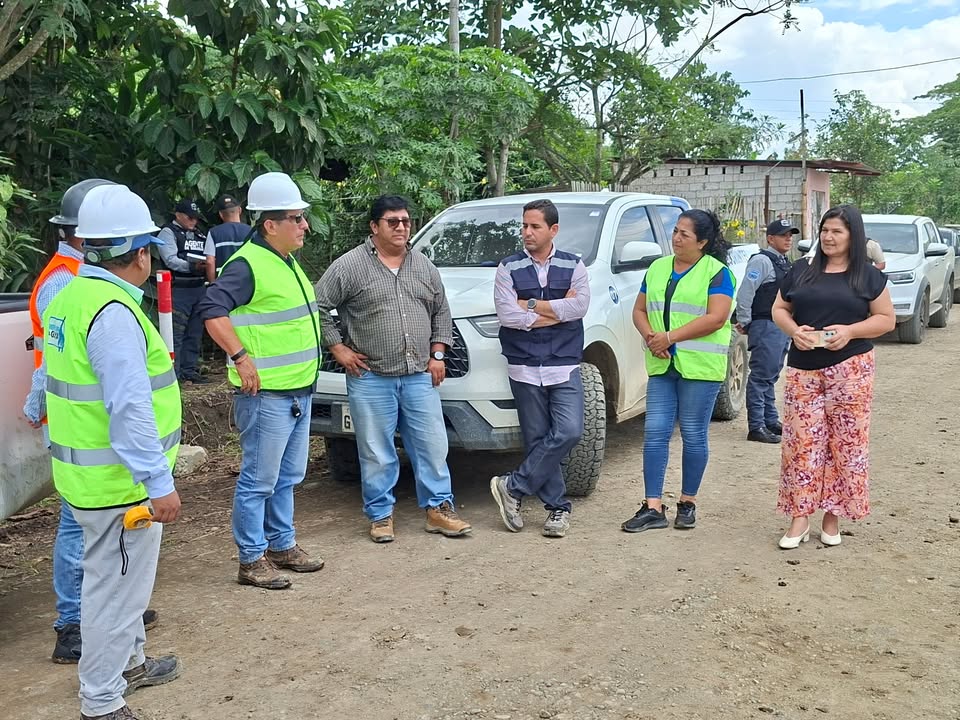Prefectura y GAD El Rosario monitorean avance de reconstrucción vial en El Empalme