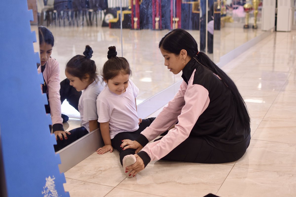 Alumnas de la Escuela Municipal de Danza perfeccionan su técnica en Samborondón