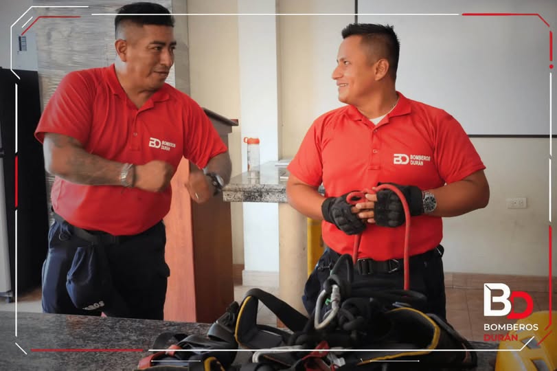 Bomberos de Durán se capacitan en nudos y amarres para mejorar rescates industriales