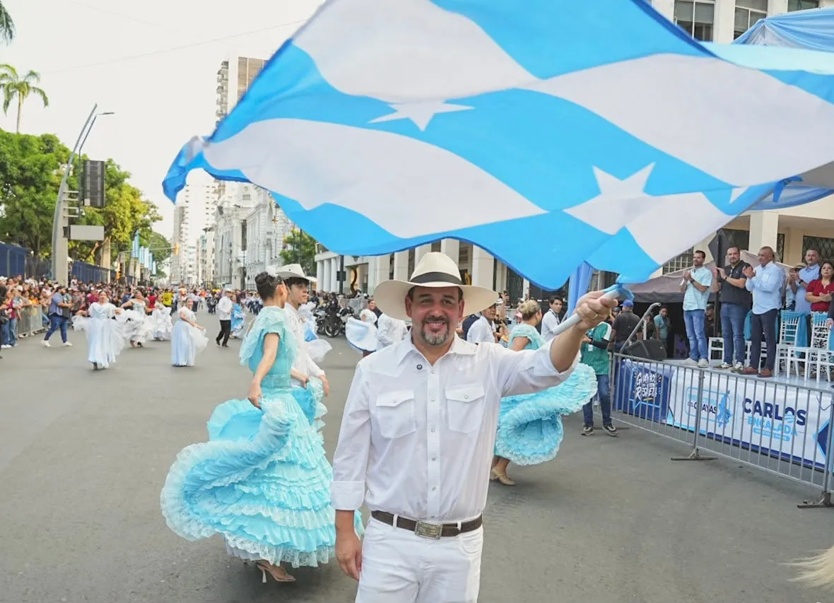 Prefectura del Guayas realizó desfile «Guayas Sostenible» en el Malecón con 450 artistas