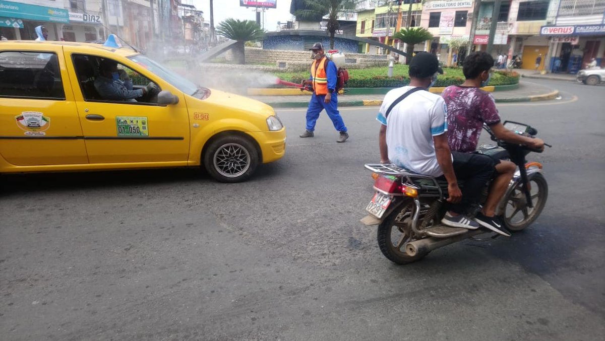 Desinfección en el casco comercial de El Empalme con amonio cuaternario