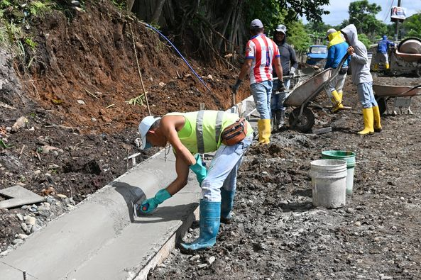 Inician obras de mejoramiento vial en Atilio Vélez Aray con aceras y recapeo
