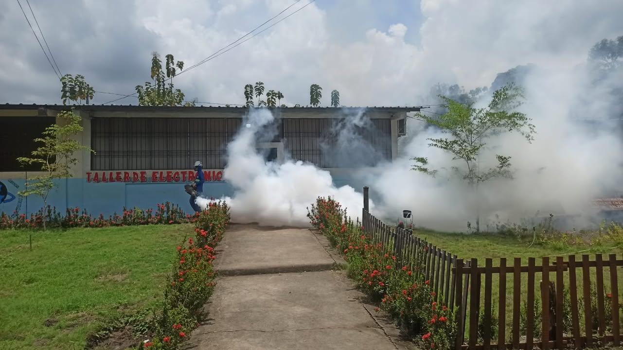 Alcaldía de Balzar fumiga unidades educativas para proteger a estudiantes