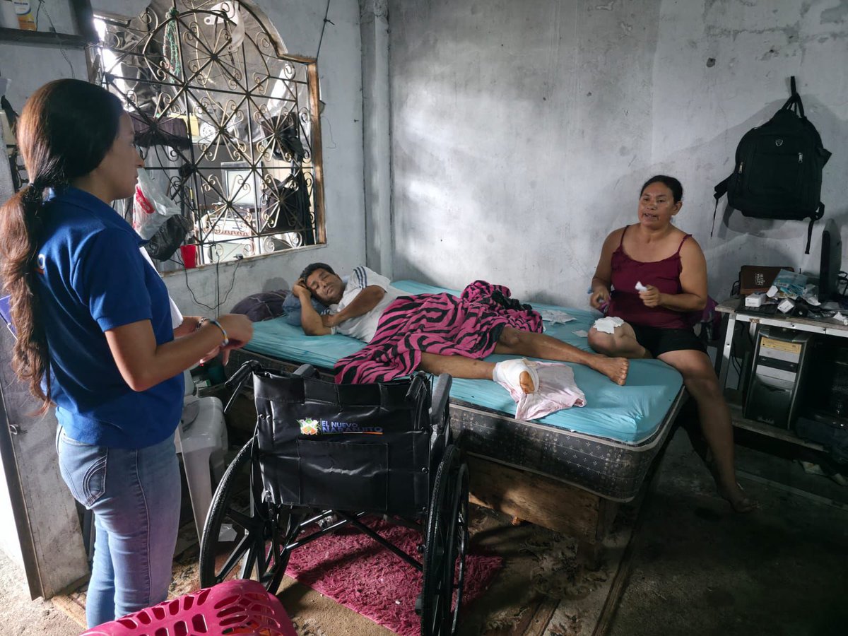 Alcaldía de Naranjito entrega sillas de ruedas a tres vecinos