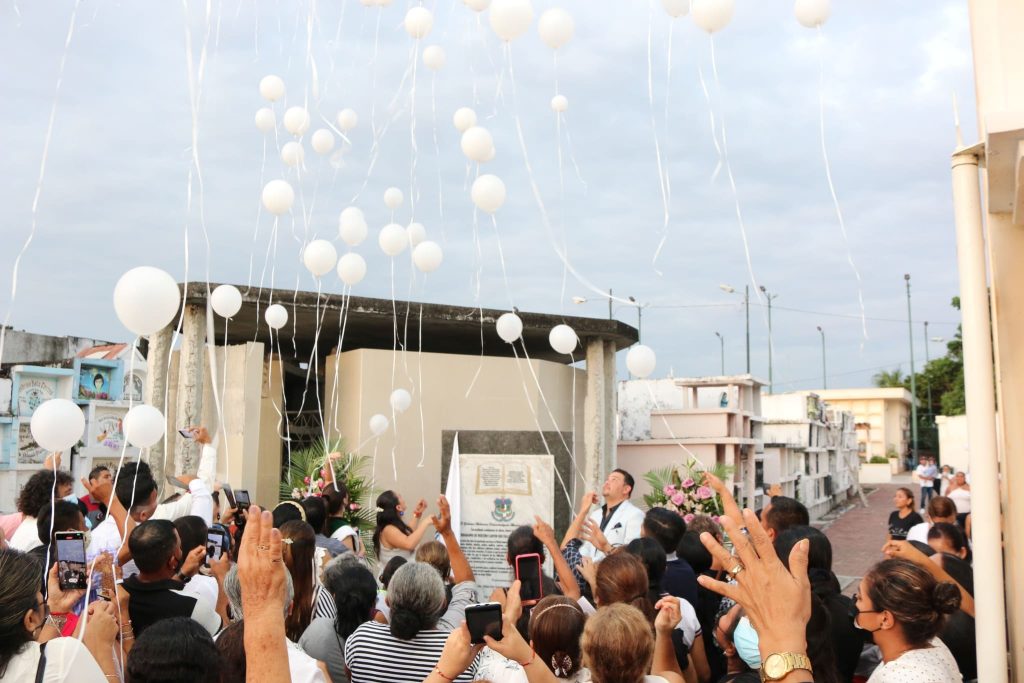 Nobel devela placa en el cementerio para honrar a las víctimas del COVID-19