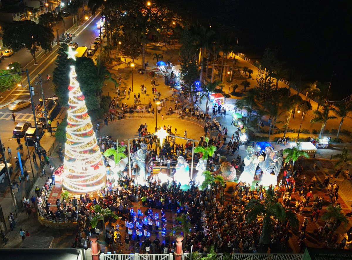 Encendido del Árbol de Navidad en el Malecón Roberto Gilbert con coros escolares