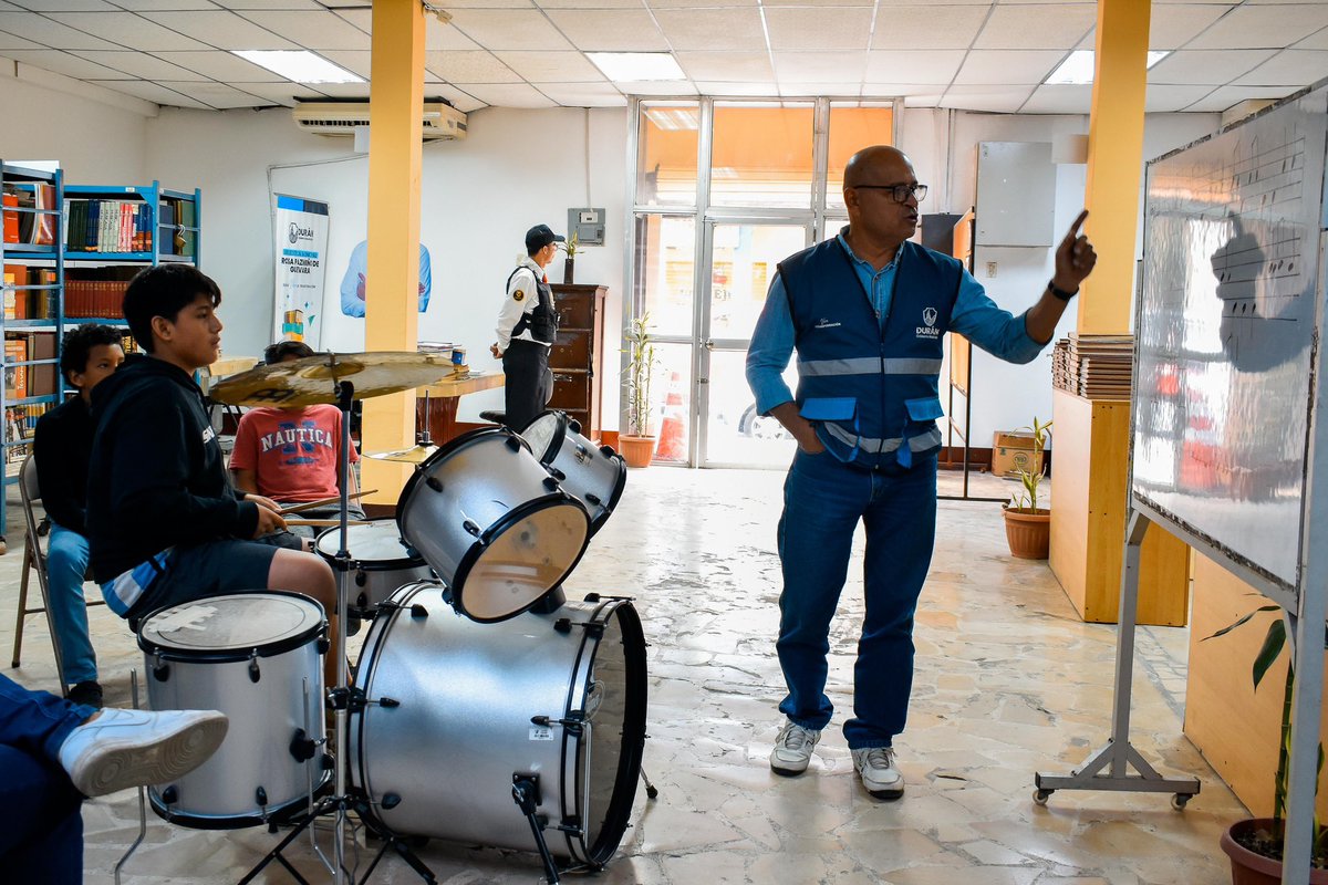 Taller de batería en Durán sigue formando jóvenes en la Biblioteca Rosa Pazmiño