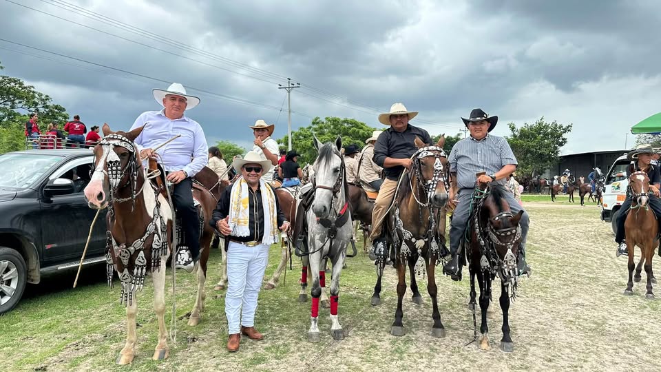 Caballistas celebran primer aniversario de Santa Teresa con cabalgata en Pueblo Nuevo