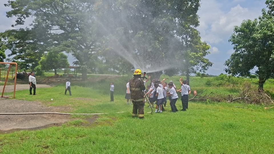 Bomberos de Salitre realizan ejercicio de agua y Casa Abierta en Costales