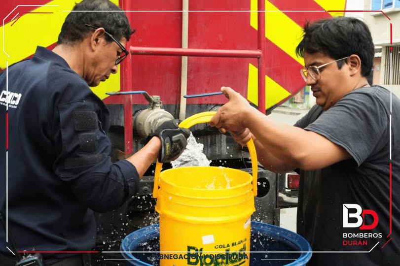 Bomberos y Alcaldía abastecen agua a 75 familias en Abel Gilbert y Cruz de Mayo