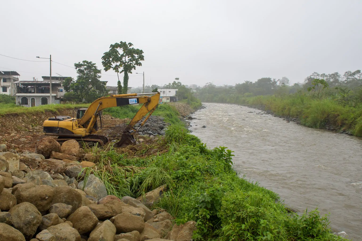 Casi listo el asfalto en Samborondón para evitar inundaciones por El Niño