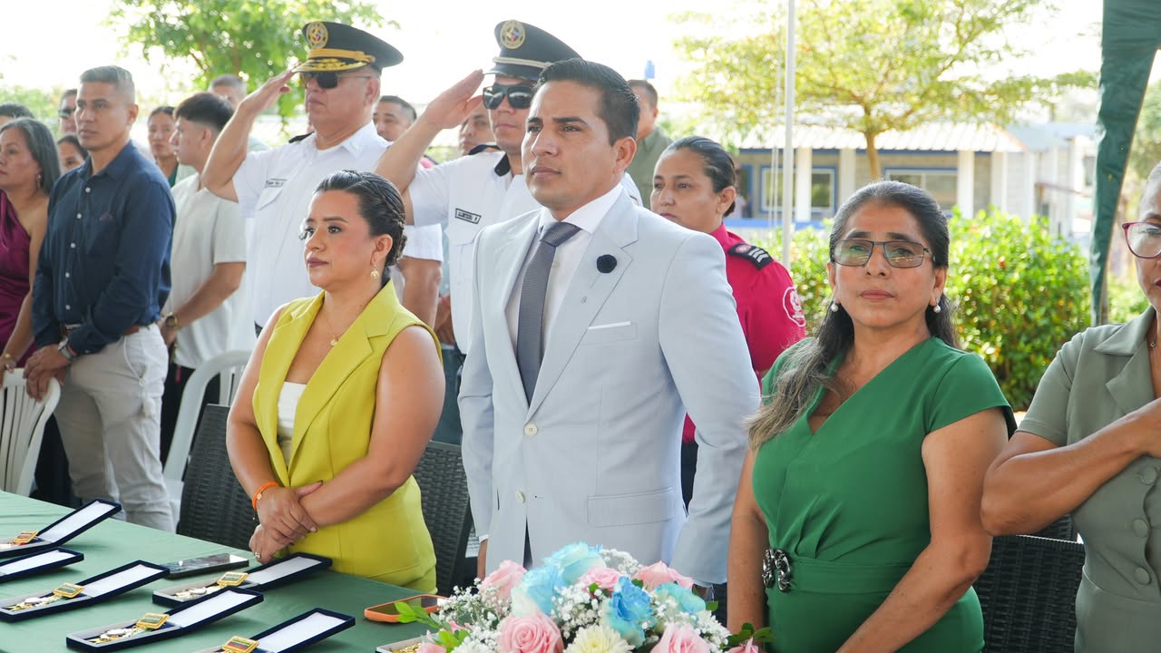 Pedro Carbo: Futuros bachilleres juraron lealtad a la bandera con el alcalde