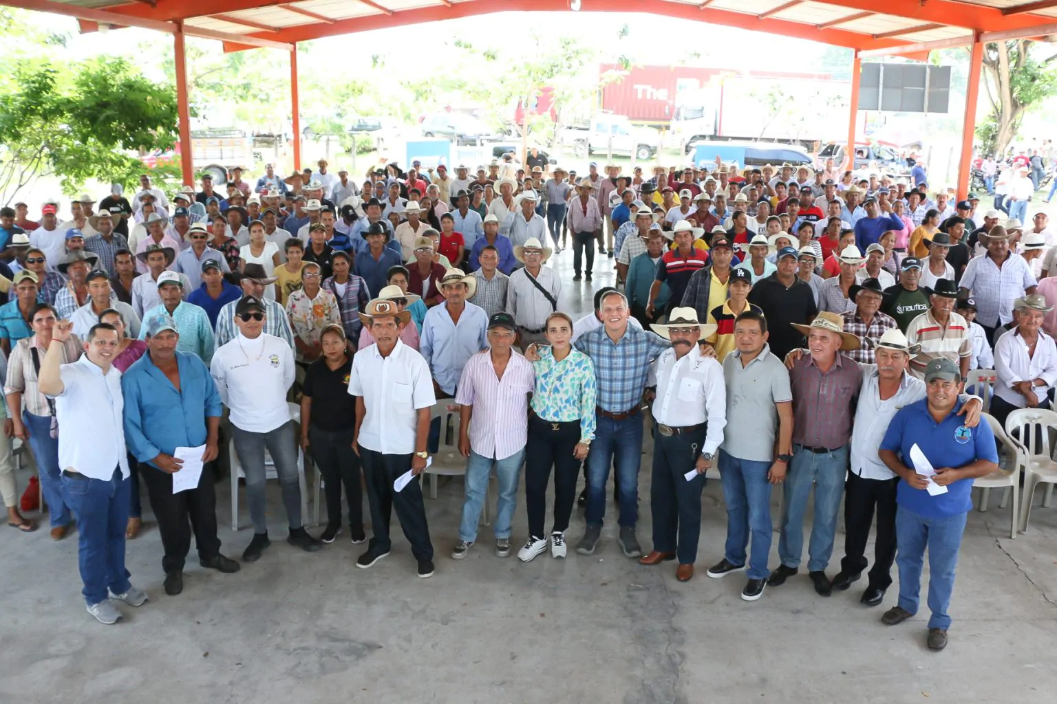 Prefectura del Guayas entrega 300 kits de alimento para ganado en Salitre