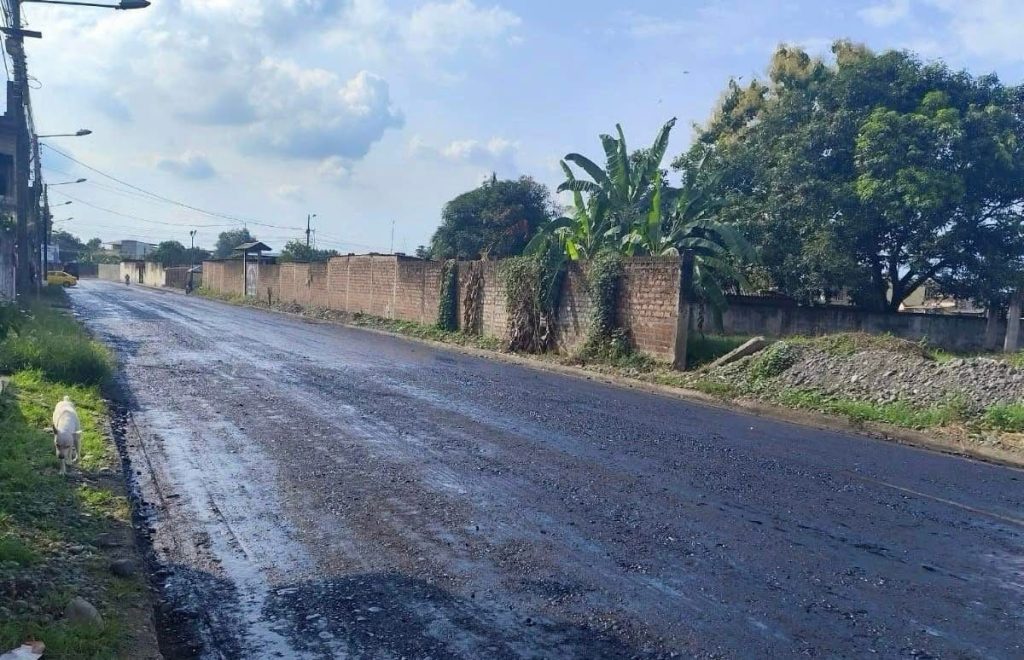 Imprimación en Jaime Ortiz para asfaltar calle en Naranjito