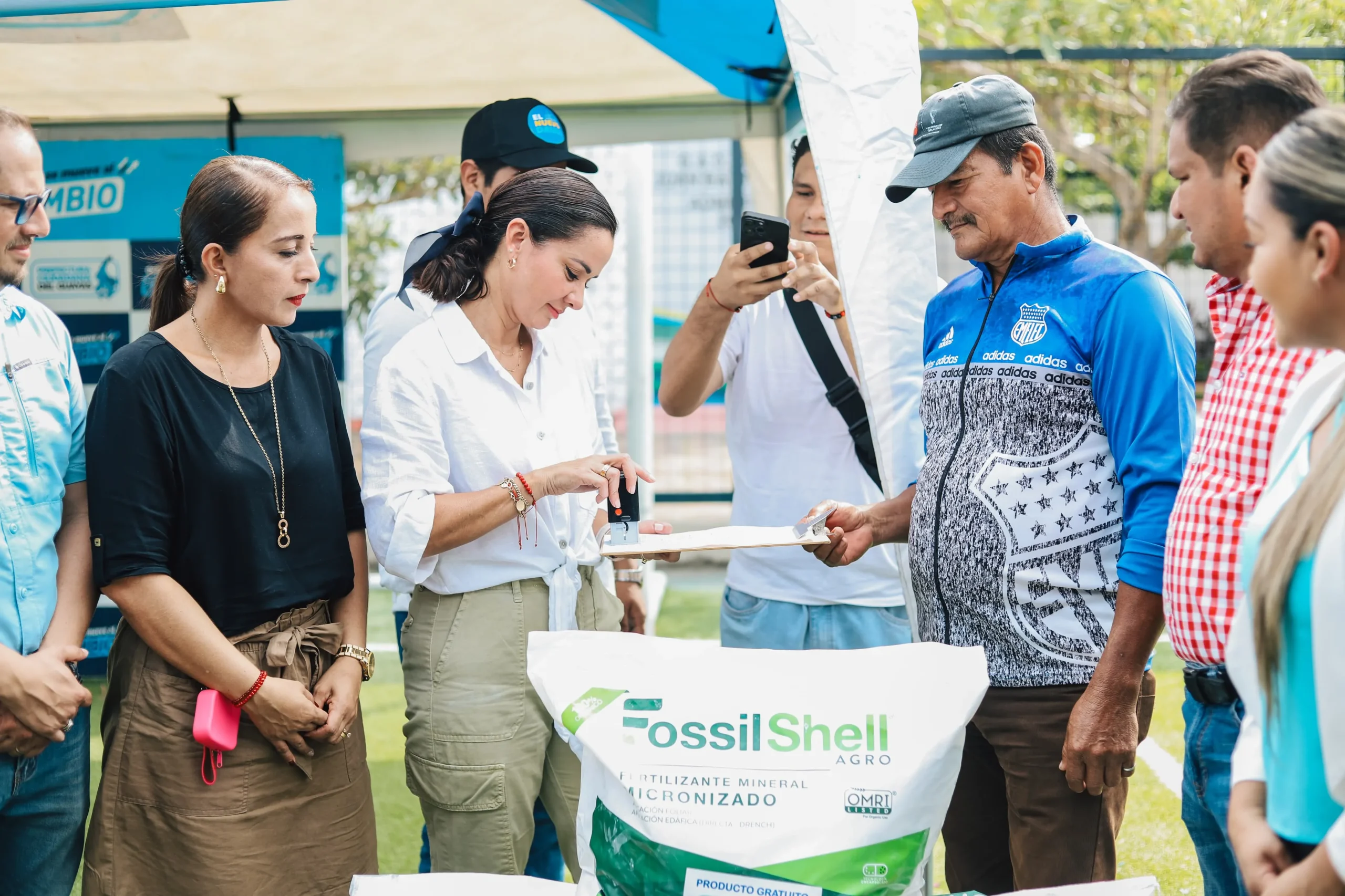 Prefectura del Guayas entrega 740 kits de fertilizantes a arroceros en Juan Bautista Aguirre