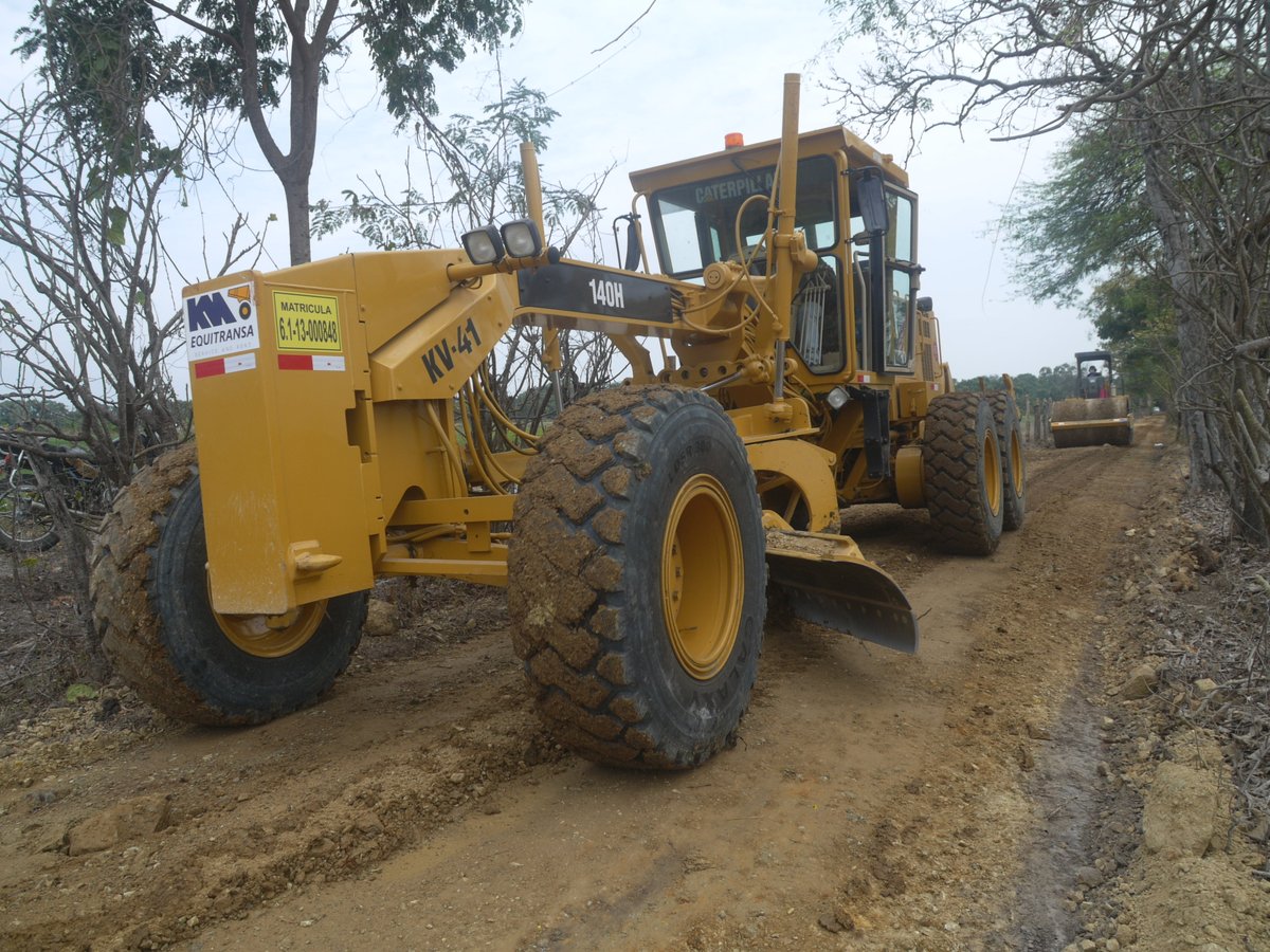 Prefectura del Guayas y Lomas de Sargentillo reparan camino a Las Chacras