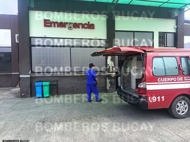 Bomberos de Bucay atienden motociclista con herida en cabeza tras accidente nocturno