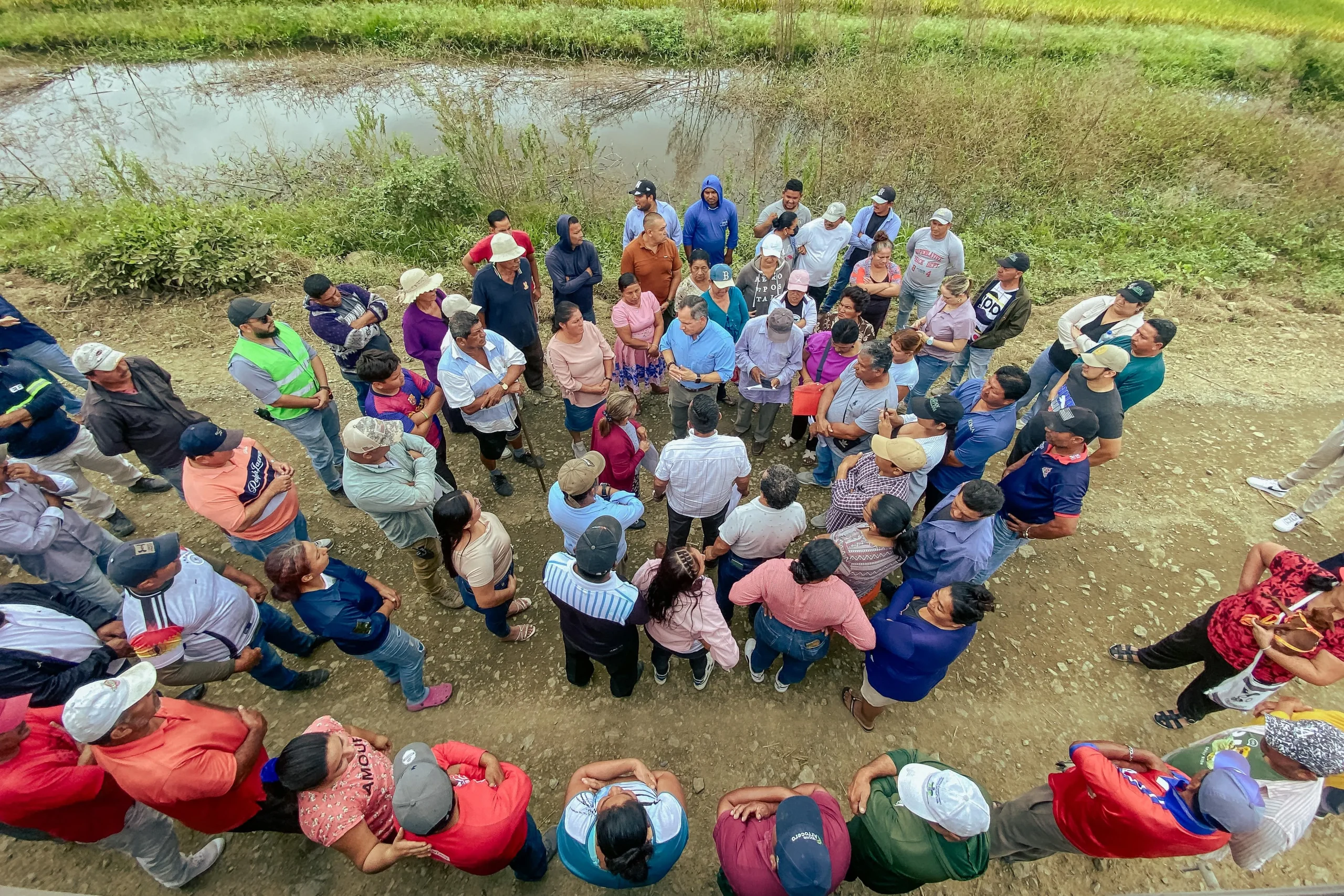 Prefectura del Guayas avanza en 7,6 km de vialidad rural en Naranjal para mejorar producción agrícola
