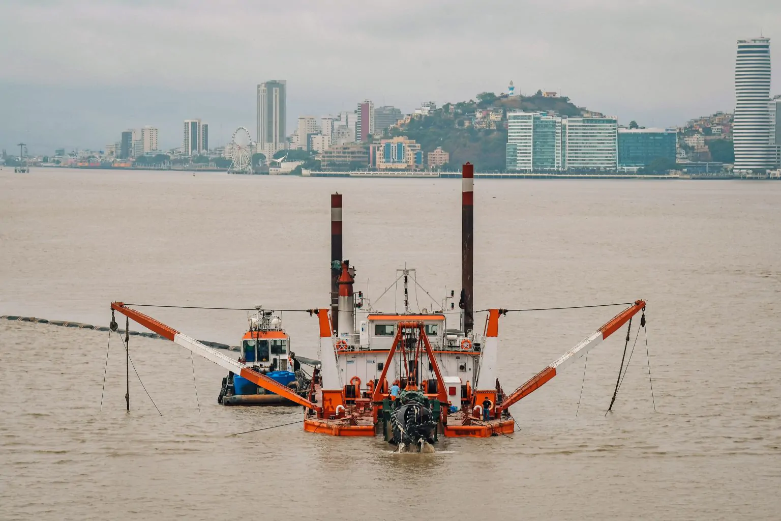 Dragado del río Guayas avanza en Durán; sedimentación eleva terreno en El Tejar