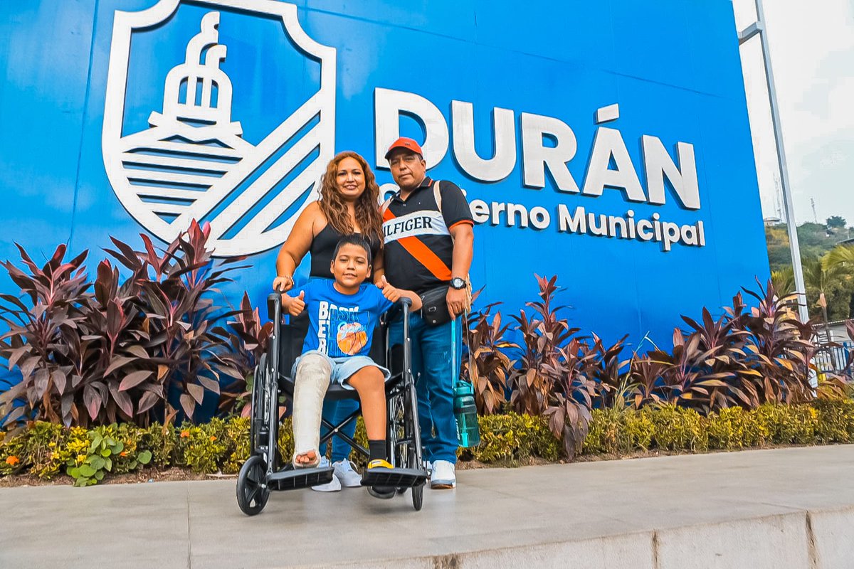 Entrega de silla de ruedas a niño duraneño tras accidente