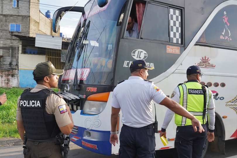 Operativo policial y municipal regula paraderos de Durán para ordenar el tránsito