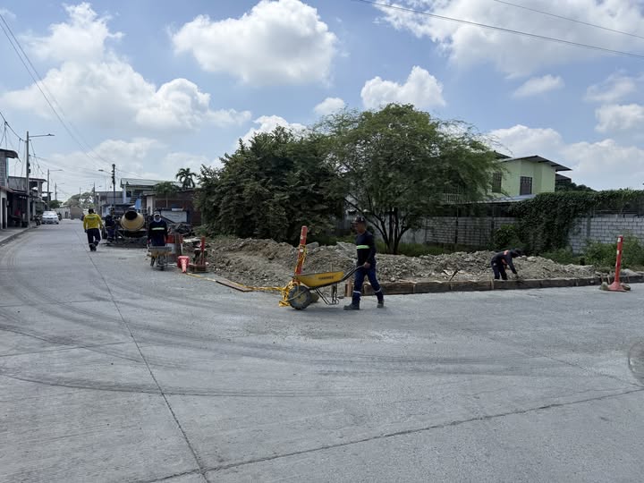 GAD Parroquial El Laurel inspecciona obras de mantenimiento en aceras y bordillos