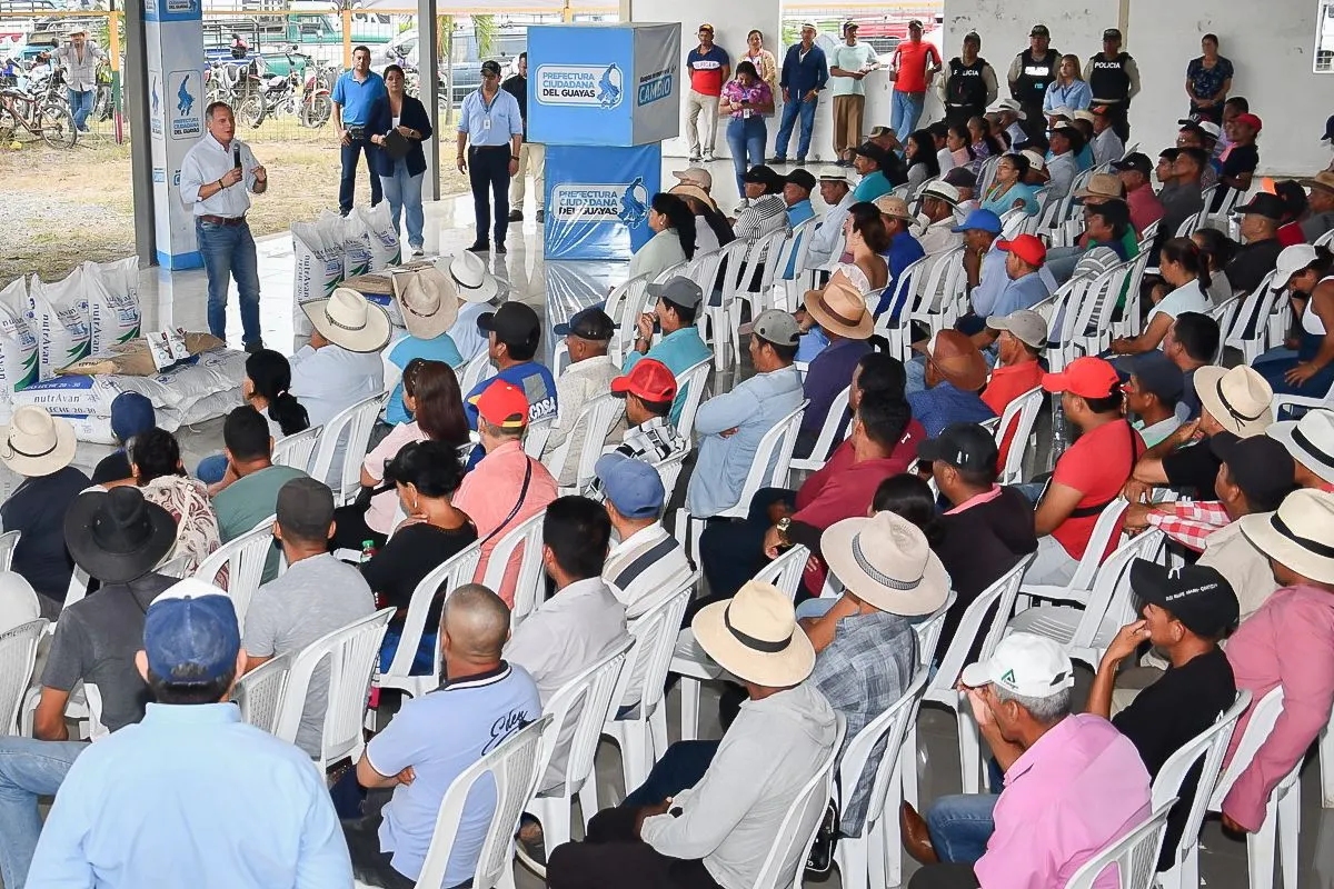 Prefectura del Guayas entregó 200 kits de alimento para ganado en Santa Lucía