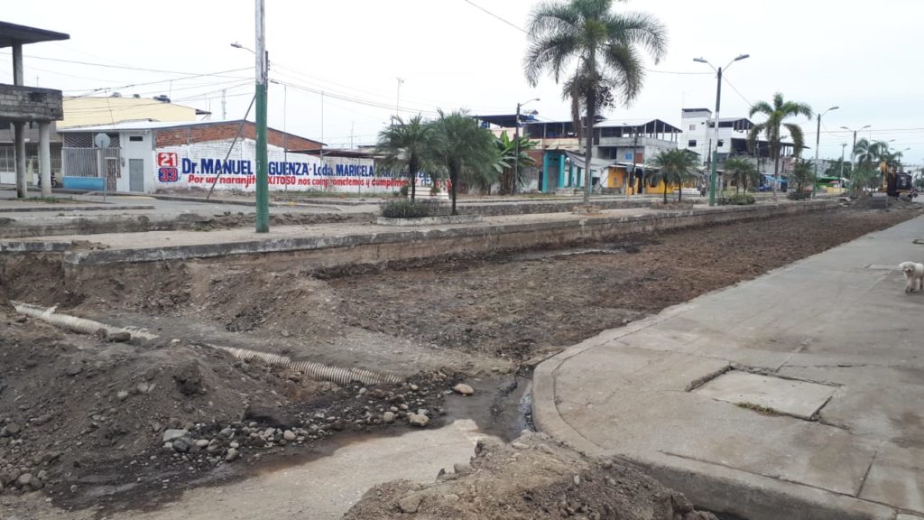 Mantienen alcantarillado en Av. 9 de Octubre para evitar colapsos