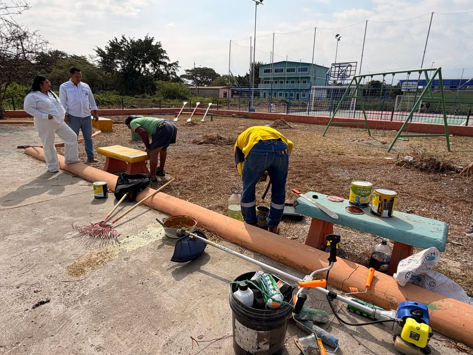 GAD Posorja embellece parque y cancha del barrio Ciudad de Quito con autogestión