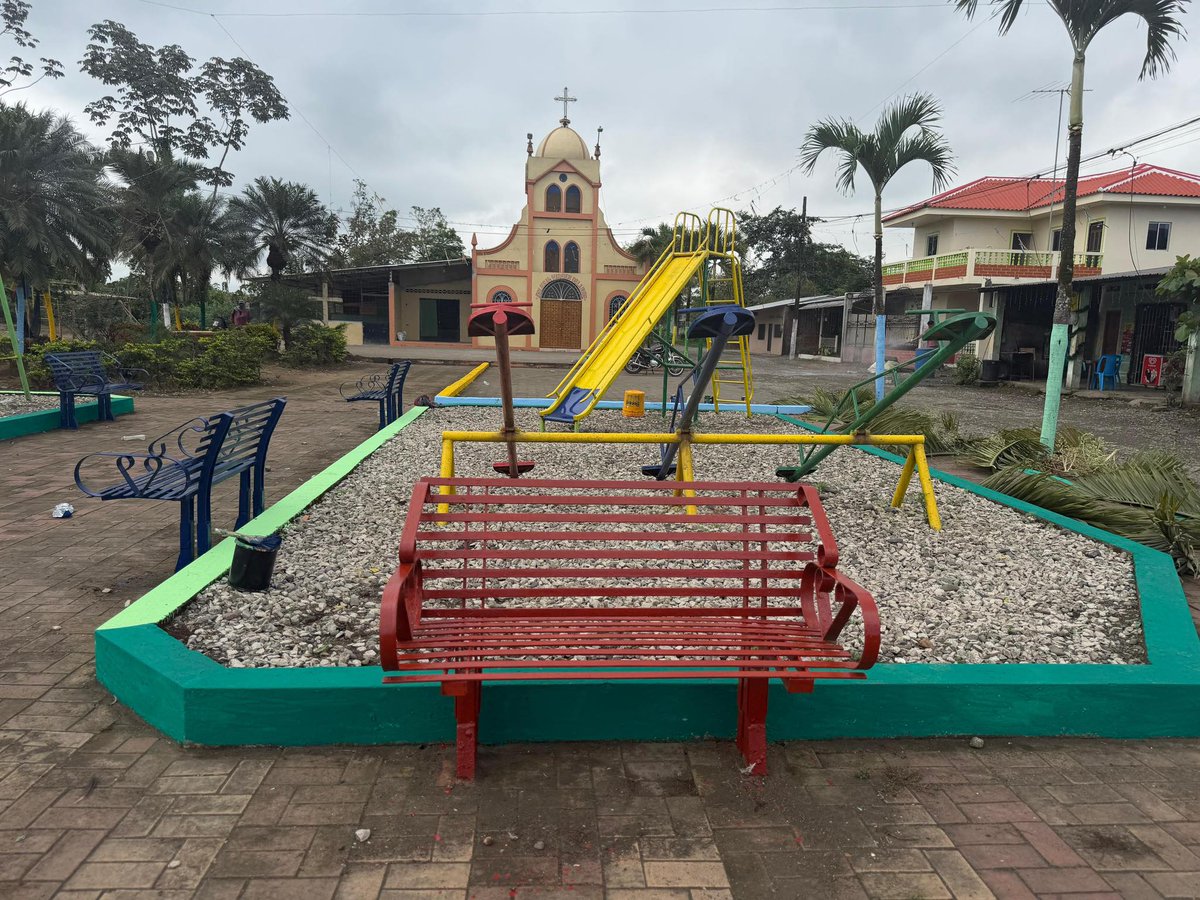 Alcaldía de Naranjito entrega insumos a iglesia y mantiene parque infantil
