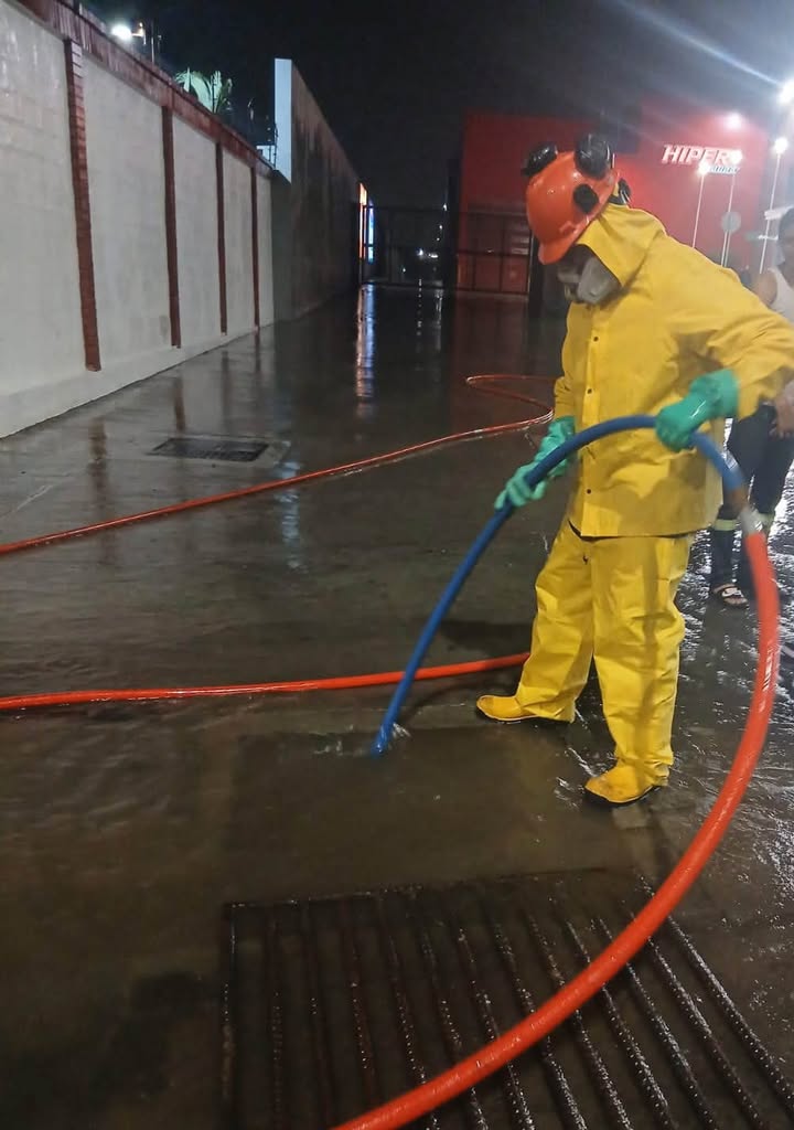 Equipes del GAD Samborondón limpian sumideros tras lluvias en La Puntilla y Ciudad Celeste