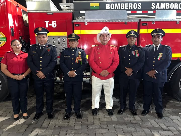 Bomberos de Salitre rinden homenaje a sus pares de Samborondón por 146 años