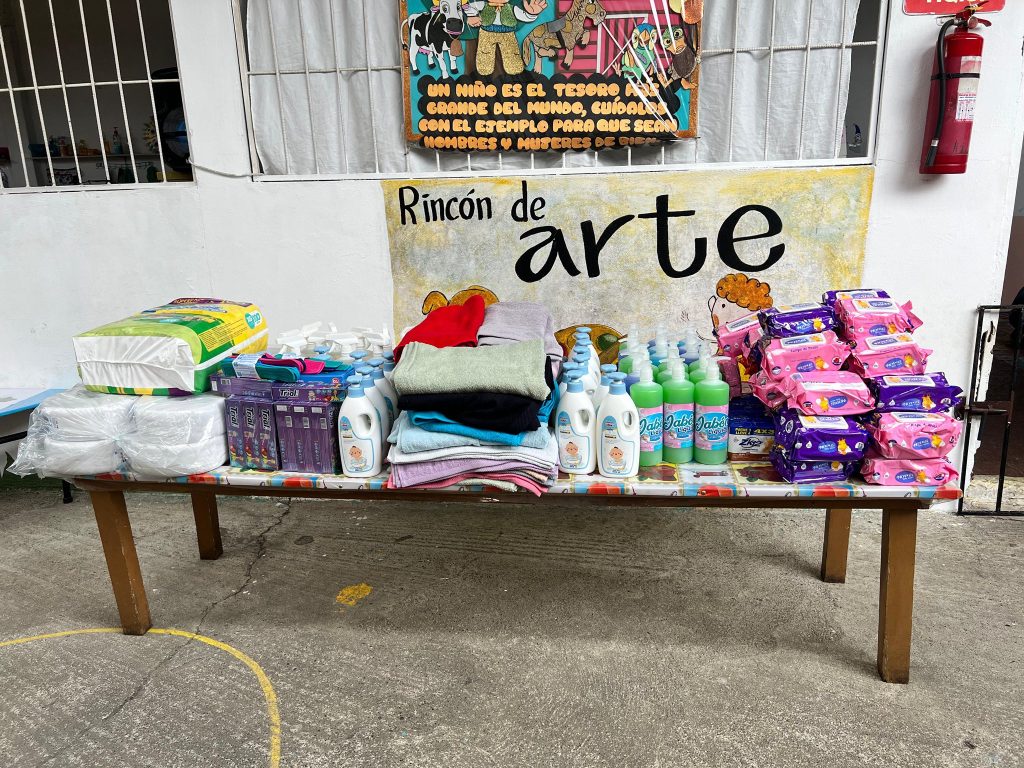 Alcaldía de Naranjito entrega insumos sanitarios a 72 niños en dos CDI