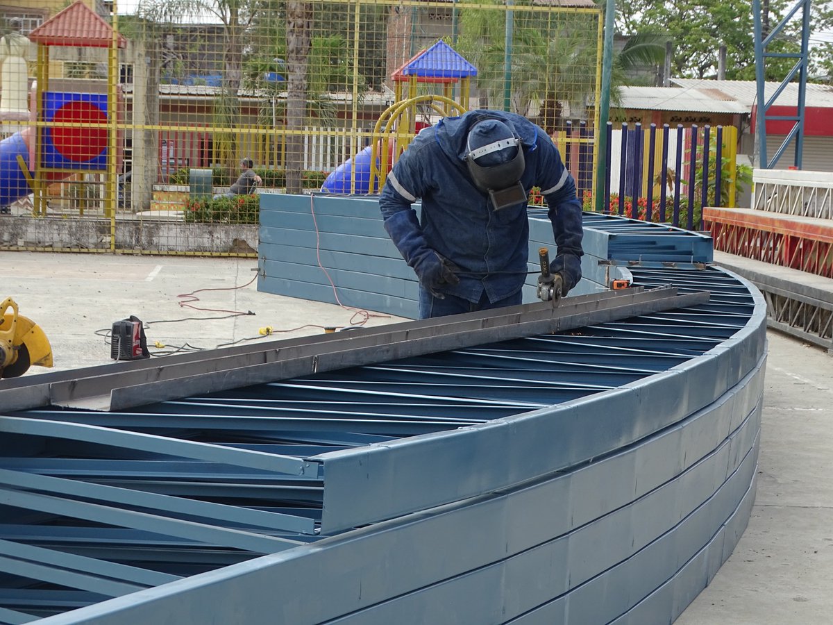 Inicia construcción de cubierta metálica para cancha de San Vicente en Lomas