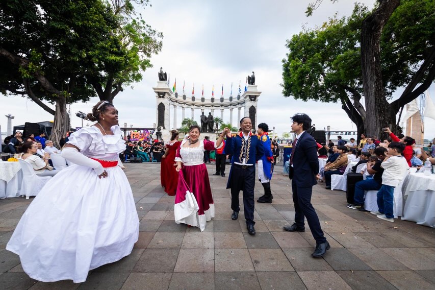 Cientos vivieron el Guayaquil de 1820 en un concierto histórico al pie de La Rotonda