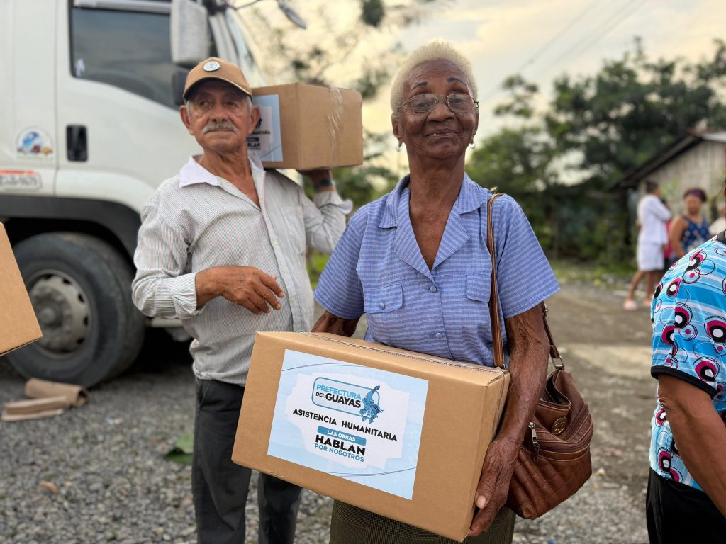 Prefectura y Naranjito entregan kits de agua en zonas rurales del cantón