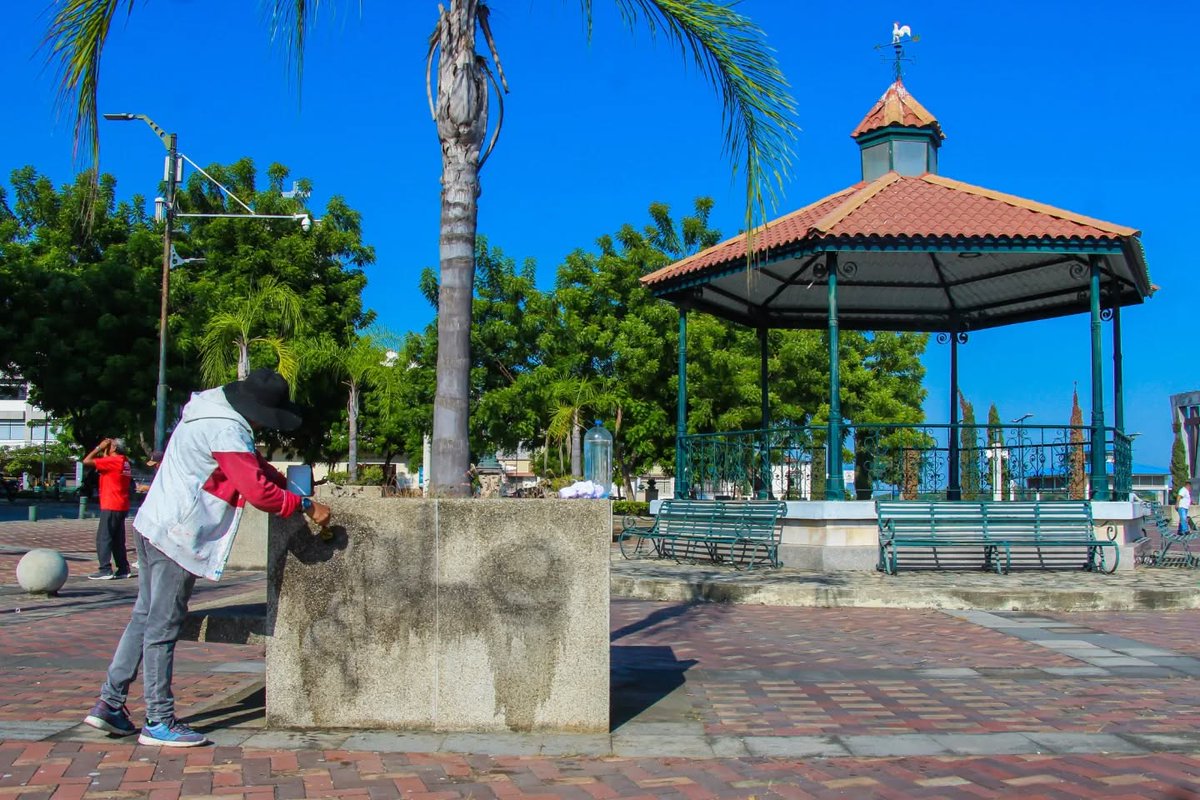 Avanza el mantenimiento del Malecón de Daule con limpieza y reparación de áreas